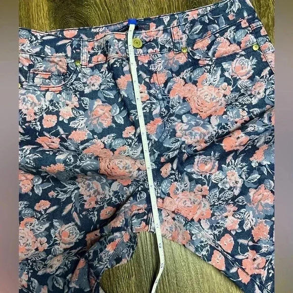 Isaac Mizrahi floral denim jeans size 4 - Picture 8 of 8